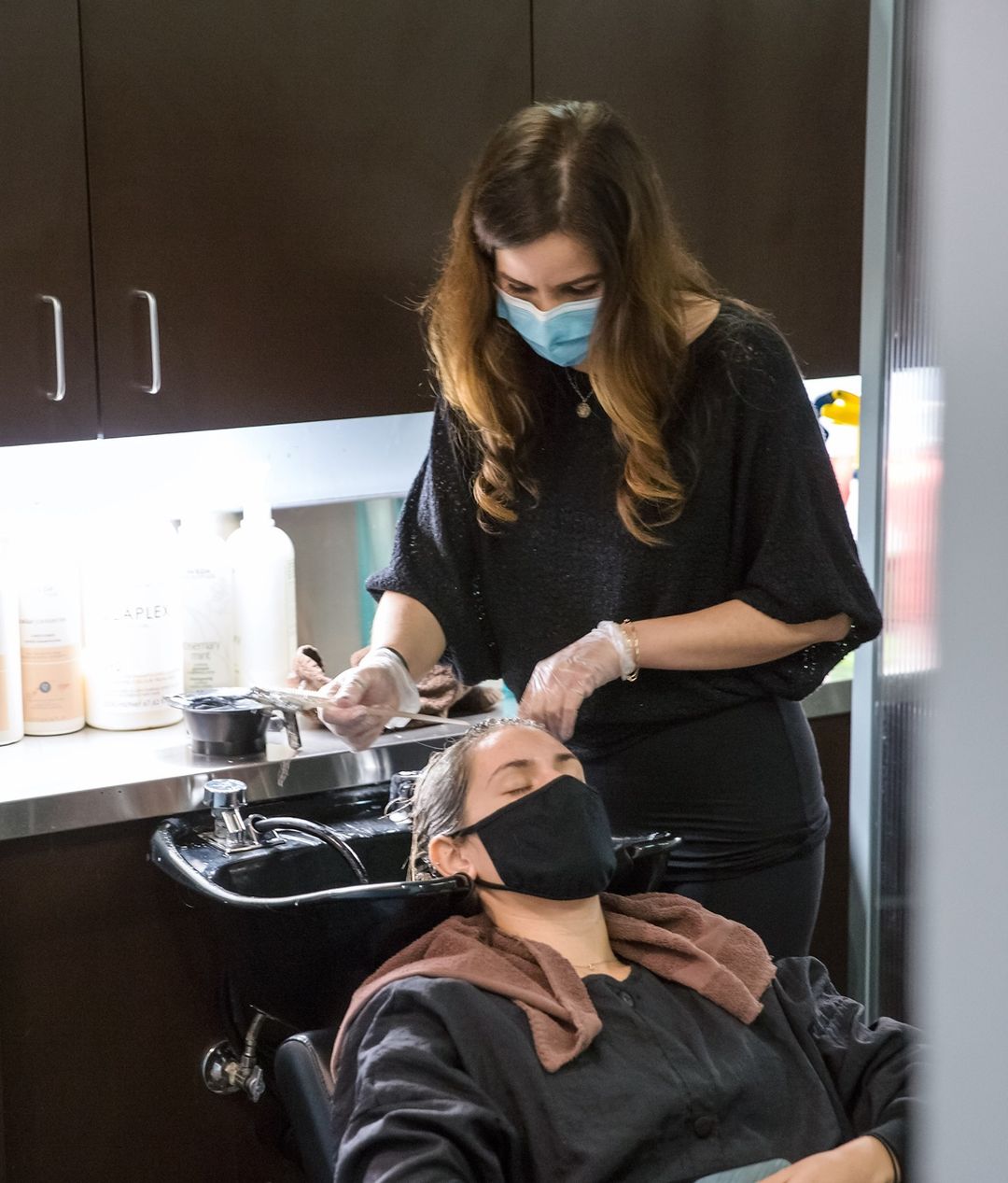 Quy trình bôi tinh chất Olaplex phục hồi tóc chuyên sâu tại giường gội salon Tống Huy